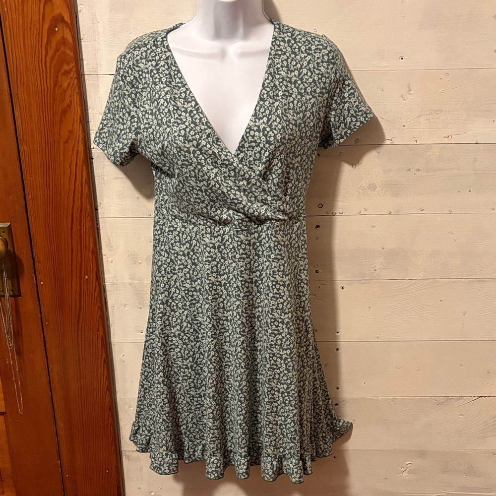 SO Floral Wrap Dress in Green Excellent Condition
